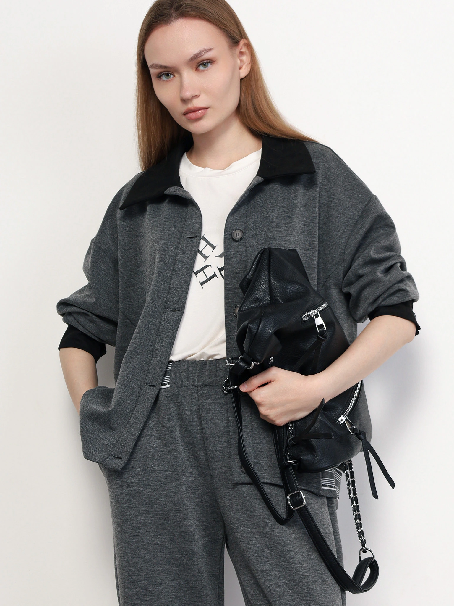 Жакет серого цвета с отложным воротником на пуговицах